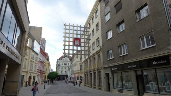 Старый город является любимым местом прогулок туристов, ведь именно здесь витает особый «дух старины»