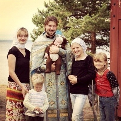 Несмотря на вступление приговора в законную силу, РПЦ отказалась предавать Грозовского поповскому суду и лишать его поповского звания