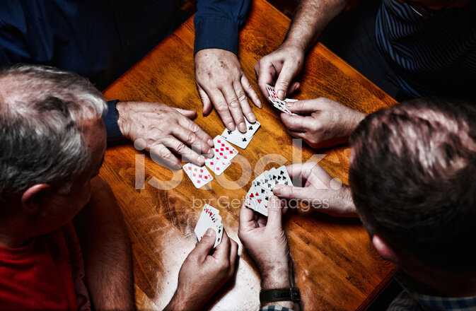 Игры в карты на 4 человек. Люди играющие в карты. Человек играющий в карты. Покер люди за столом. Люди играющие в Покер.