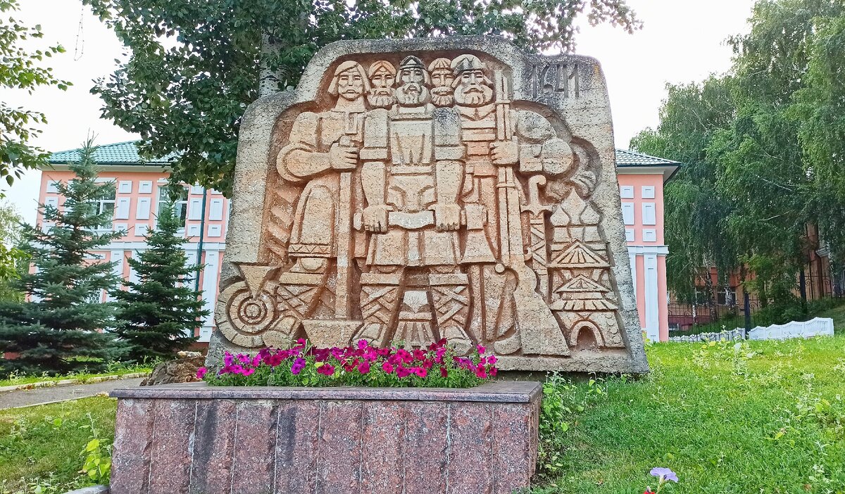 памятник пугачеву в саранске фото
