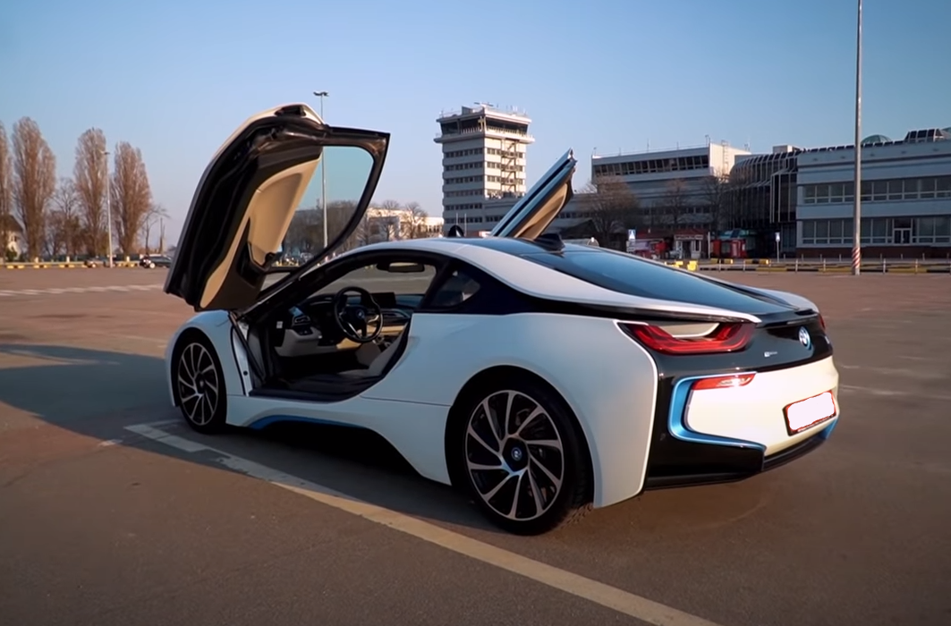 Электрокары BMW i8