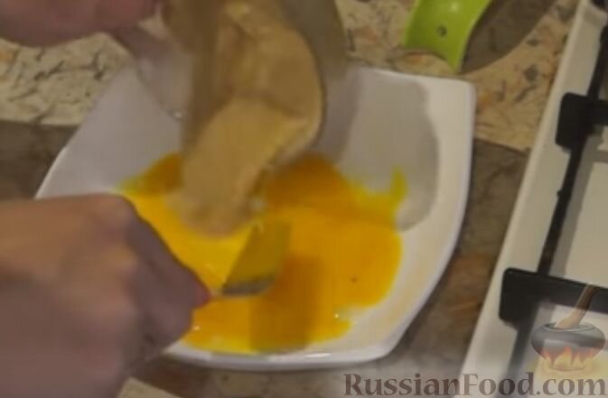  Желтки растираем с сахаром и ванилином.