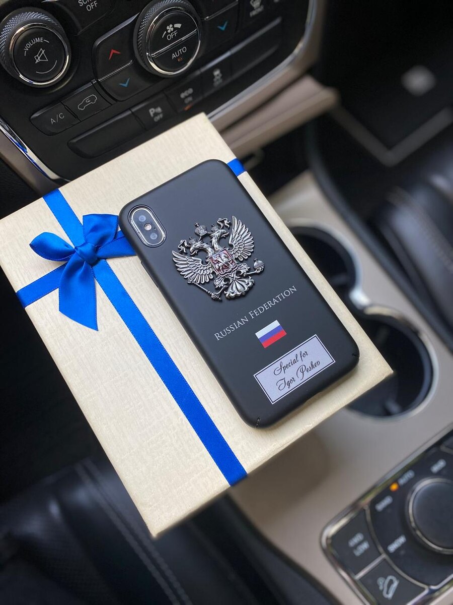 Именной чехол с металлическим гербом России для вашего телефона