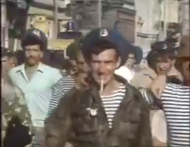 Десантники идут по Невскому