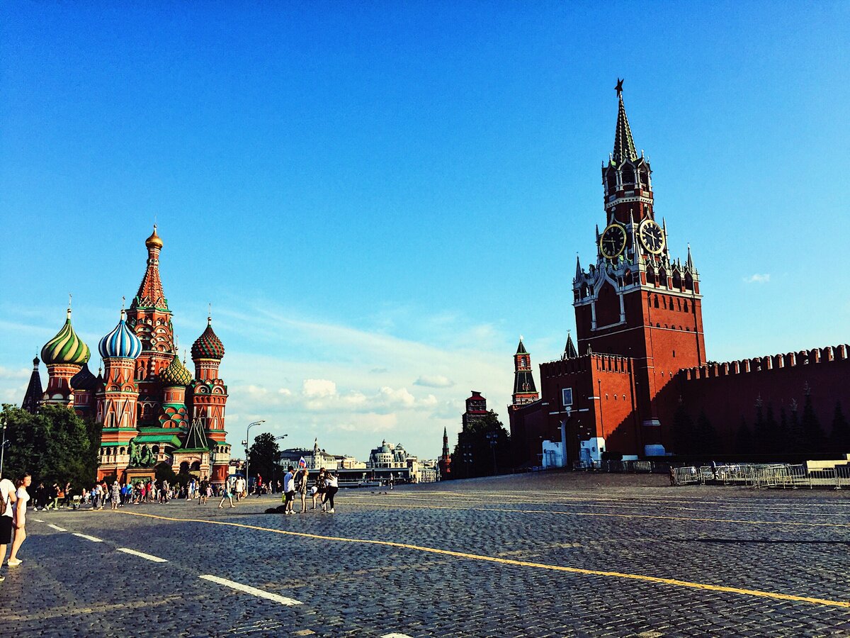 Наше время сейчас отзывы. Красная площадь в Москве свет сбоку. Пока Москва.