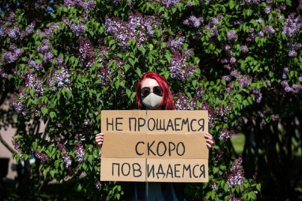 Мария Воногова в одиночном пикете. Фото из ТГ-канала "Апология протеста" 