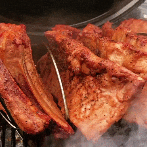 Дым от поленьев для копчения полностью обволакивает рёбра.