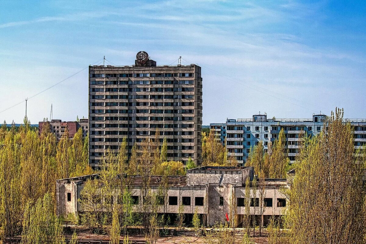 фото главной площади . Город Припять , наши дни