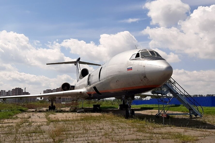 Самолет омск москва. Кладбище самолетов Иркутск. Кладбище самолетов в Мячково. Кладбище самолетов Якутск. Кольцово кладбище самолётов.