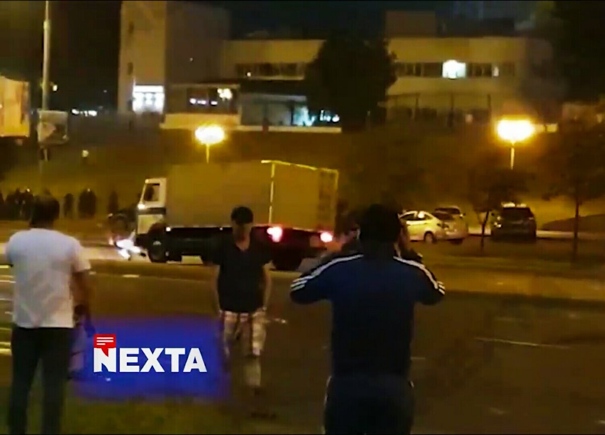 Водитель автозака сбивает протестующего