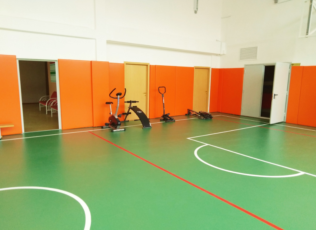 В школьном спортзале. 