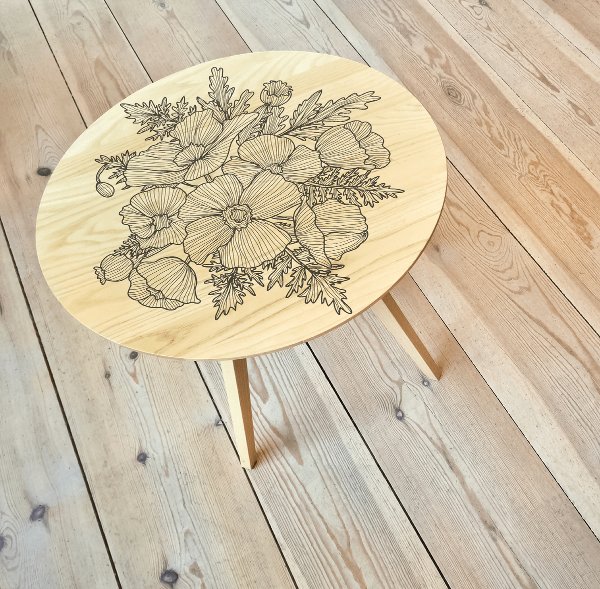 Монохромный рисунок хорошо смотрится на деревянной поверхности.