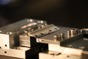 Используя этот тестовый стенд, исследователи отслеживали притупление лезвий бритвы под электронным микроскопом.