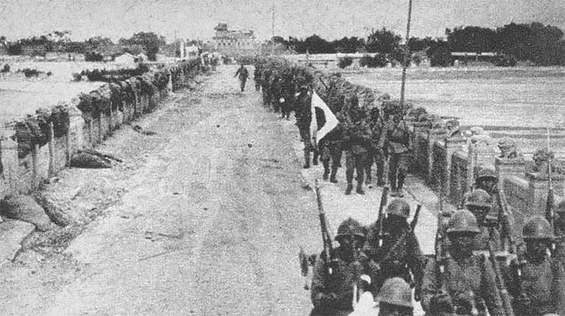 Военные на мосту Марко Поло в Пекине. Фото здесь и далее: Яндекс.Картинки