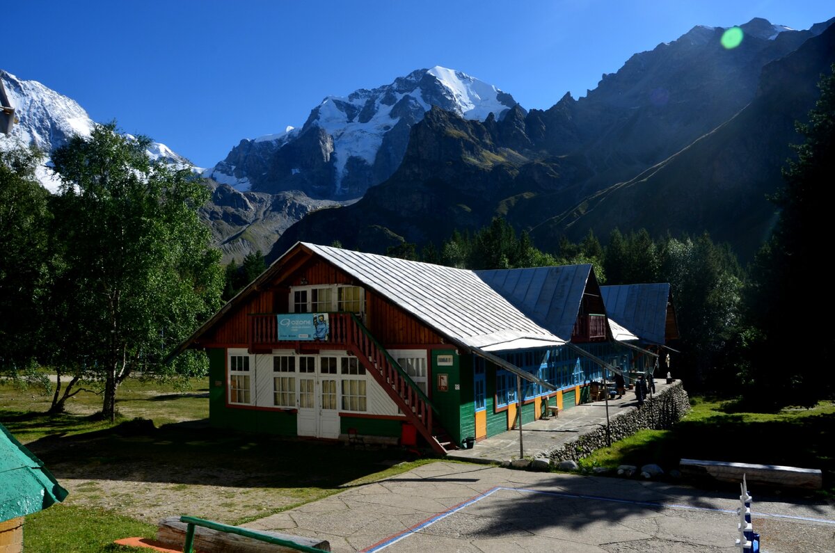 Alpen camping. Горный лагерь Уллу-Тау. Альплагерь Уллу Тау. Безенги альплагерь. Шхельда Приэльбрусье альплагерь.