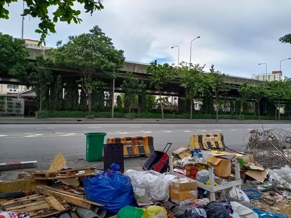 Под мостом эстакады Рамы IV нелегально живут нищие. Власти устав с ними борться спрятали их за кустами и с дороги их не видно.