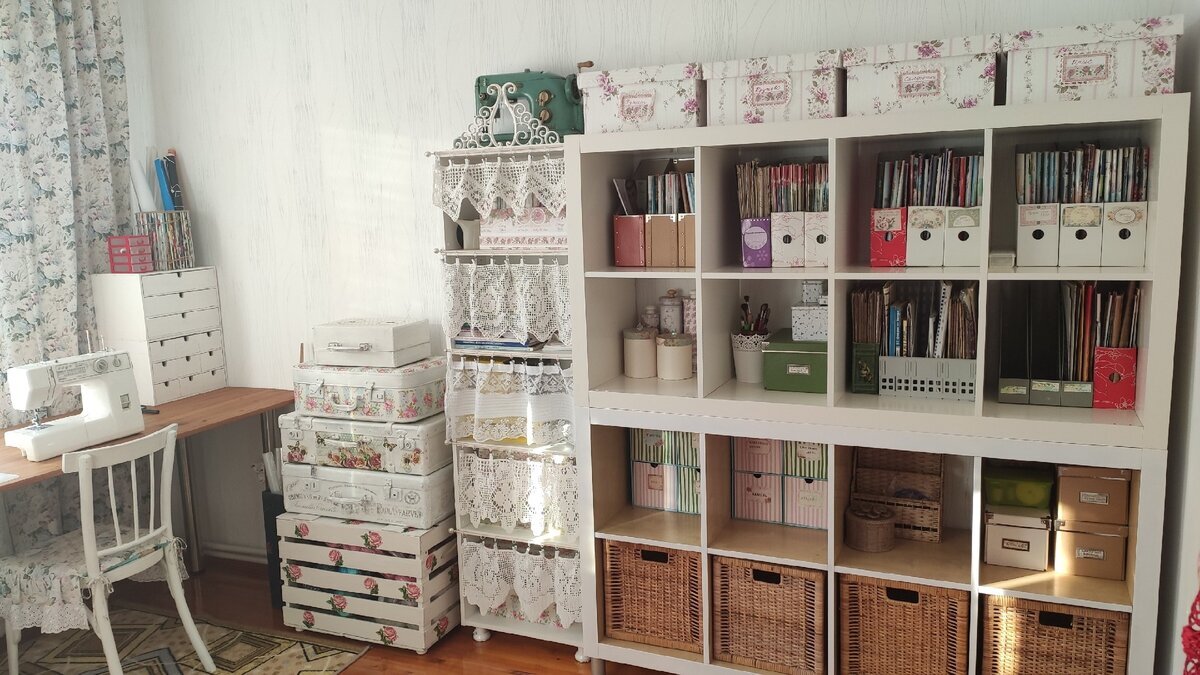 Здравствуйте, дорогие читатели!
Вы замечали, когда уезжаешь из дома на несколько дней на море или в гости, нагулявшись, начинаешь хотеть обратно.И как хорошо вернуться! Когда заходишь в дом, все такое родное, смотришь на все свежим взглядом, здесь так уютно, хочется скорее окунуться в домашнюю атмосферу.


Как-то было, что после отсутствия даже поцеловала и обняла свой дом.Не хочу хвастать, но все очень любят приходить к нам в гости. То подруги заглянут на чашечку кофе, то родственники приедут погостить, да так, что и не выгнать.Мне кажется, это все благодаря особой атмосфере в доме, которую я создавала годами.
У меня свое понимание уюта.
Важно, чтобы воздух был свежим, поэтому часто проветриваю комнаты и делаю сквозняк. В помещении должен быть приятный аромат. Можно поставить свечи с запахом, у меня они стоят на кухне и в ванной.
Так делают везде. Когда заходишь в любой отель на отдыхе, первое впечатление - особый аромат.
Шторы имеют огромное значение, задают тон любой обстановке. Хорошо бы иметь два комплекта - зимние и летние.

1 из 2


Листайте вправо
У каждого должен быть свой уголок, где можно уединиться и расслабиться. Здесь должны находиться только ваши вещи.
Так получилось, что это место у меня на кухне. Тут все удобства: кресло, телевизор, хорошее освещение и всё, что нужно для отдыха.

Комнатные цветы. С ними особенно уютно, они как домашние питомцы, как за ними поухаживаешь, так и будут выглядеть. Даже один красивый цветок преобразит пространство.

Пледы и подушки могут обновить интерьер и необязательно они должны быть дорогими, главное, чтобы радовали глаз.
Все эти мелочи создают уют.Конечно же, в доме должно быть чисто, у каждой вещи свое место.При небольшом бюджете можно обновить старую мебель, перекрасив её.У нас есть знакомые, строятся несколько лет. Переехали в недостроенный в дом. Газ, вода, отопление есть, и больше ничего. Стены неоштукатурены, полы черновые и то не везде.
Но когда попадаешь к ним, не замечаешь этого. Они повесили старые шторки, покрасили шкафы на кухне, на столе скатерка, цветы в вазе, на полу палас, расставили посуду.И так в каждой комнате. Как бы стройка идет, и в то же время уютно, по-домашнему.
Это пример того, как неудобства превратились в достоинства.
Не каждый может себе позволить новую мебель или дорогой ремонт, а вот сделать свой дом уютным может КАЖДЫЙ!Всего Вам доброго!