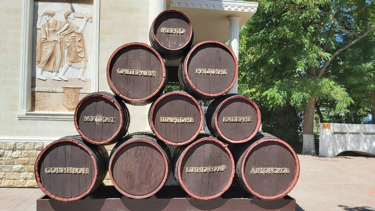 Рядом с магазином Фанагории