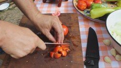 Шаг 2:
Томаты нарежьте на небольшие кусочки, при этом лучше снять с них кожуру и вырезать сердцевину.