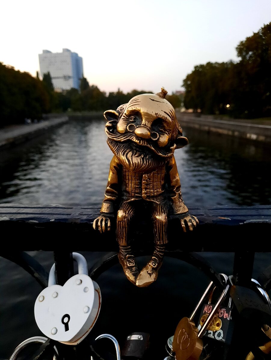 К дедуле прямо очередь на Медовом мосту - так что можно не озадачиваться его поисками, как в некоторых путеводителях пишут