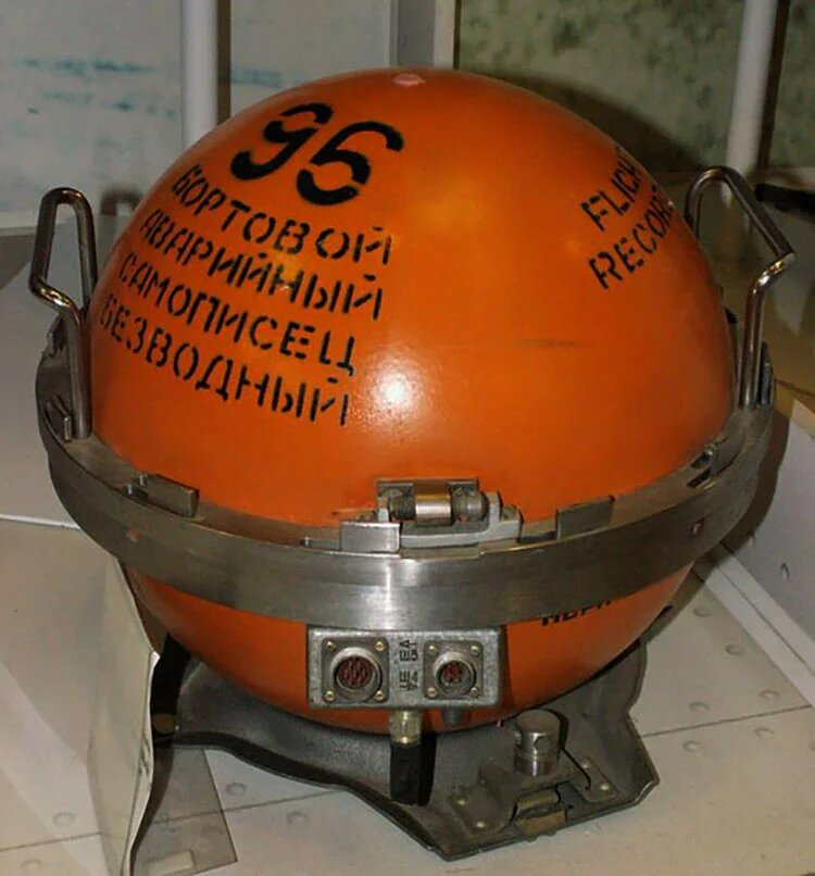 чёрный ящик в самолёте. бортовой самописец 2020. бортовой самописец 2000г. аварийный самописец. бортовой самописец самолета.