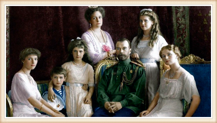 Николай II в окружении своей семьи