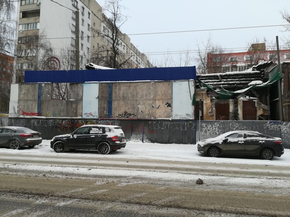 500 метров до Кремля. Уже и не живет никто. А денег нет.