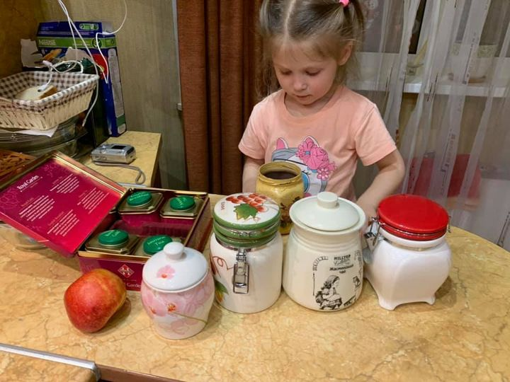 Новое развлечение - нюхаем разный чай и наслаждаемся ароматами. Катя пока пьет детский ромашковый или с мятой, а из этих выбирает что пить мне. 