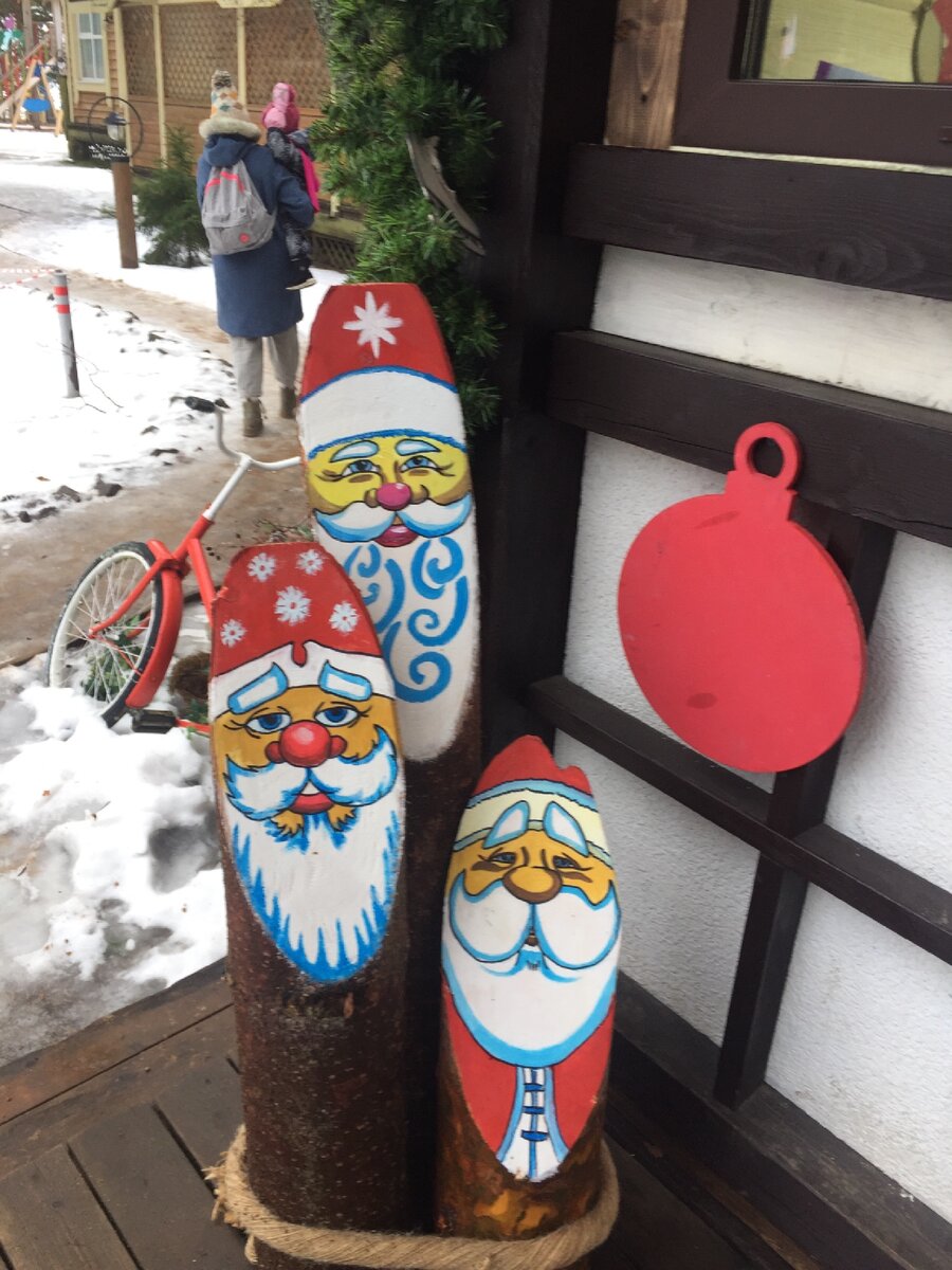 "Русская рыбалка", деревянные гномики, Комарово, фото моё 