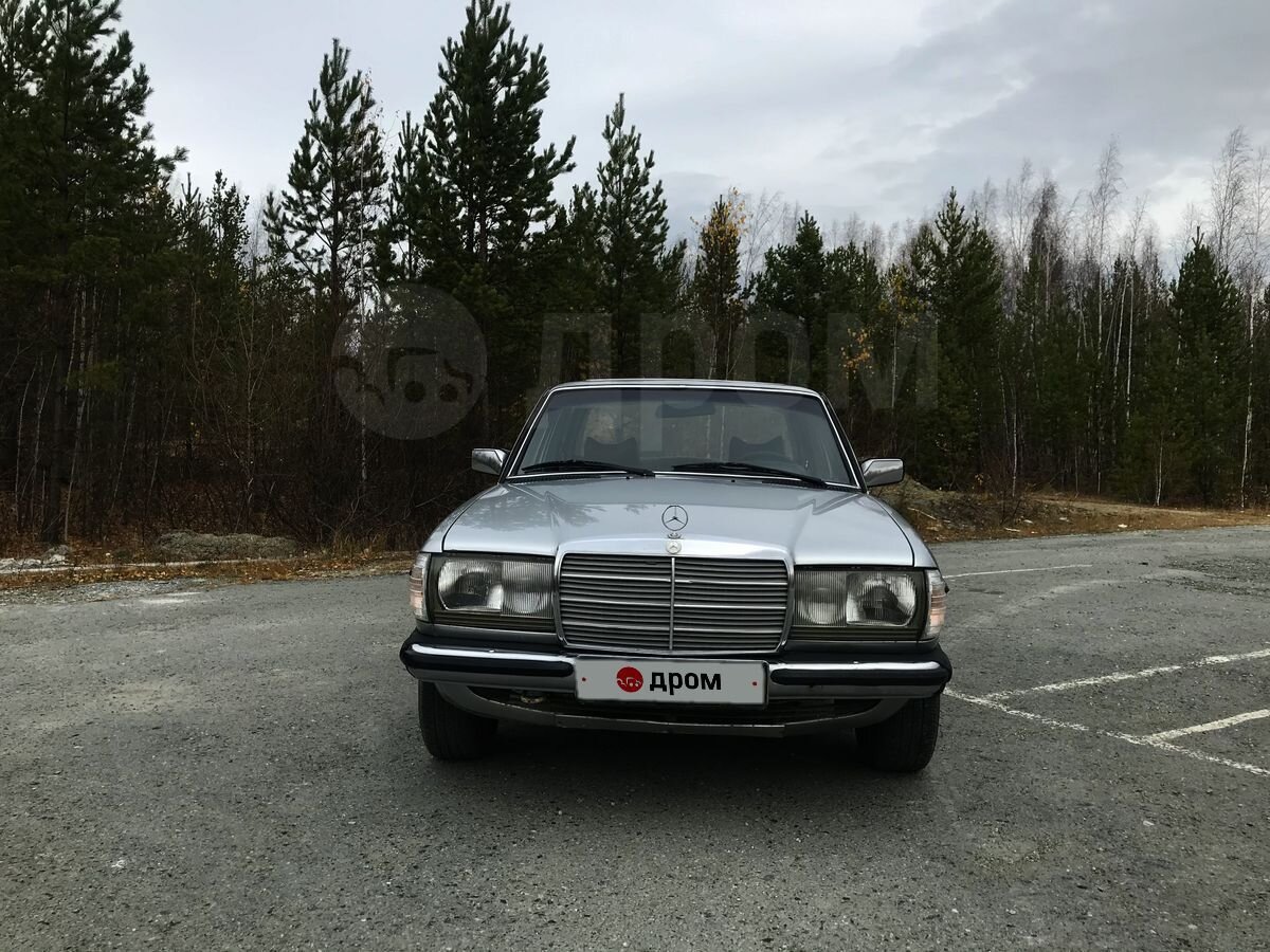  Mercedes-Benz W123, 1978 год Серия W123 была представлена компанией Mercedes-Benz в январе 1976 года[5] для замены устаревшей линейки автомобилей Mercedes-Benz W114/W115. Несмотря на то, что новая серия имела сходства в некоторых технических решениях с предшественниками, тем не менее новые модели получили увеличенную колёсную базу и внешние габариты, а также улучшенный кузов (салонная часть была усилена, были модернизированы и усилены стойки крыши и сам каркас). Также были тщательно проработаны зоны деформации спереди и сзади — энергопоглощение стало ощутимым, деформации при различных сочетаниях ударов — более прогнозируемыми[5]. Экстерьер нового поколения также был обновлён, но сохранил стилистические отсылки к серии W114 / W115. Все двигатели были позаимствованы у W115[5]. 3-литровый 5-цилиндровый дизельный силовой агрегат переименовали из «240D 3.0» в «300D» как это уже было сделано ранее на рынках Северной Америки. Единственным новым двигателем стал 2,5-литровый рядный 6-цилиндровый бензиновый силовой агрегат M123 (модель «250»), который заменил старый M114 рабочим объёмом 2496 куб.см.