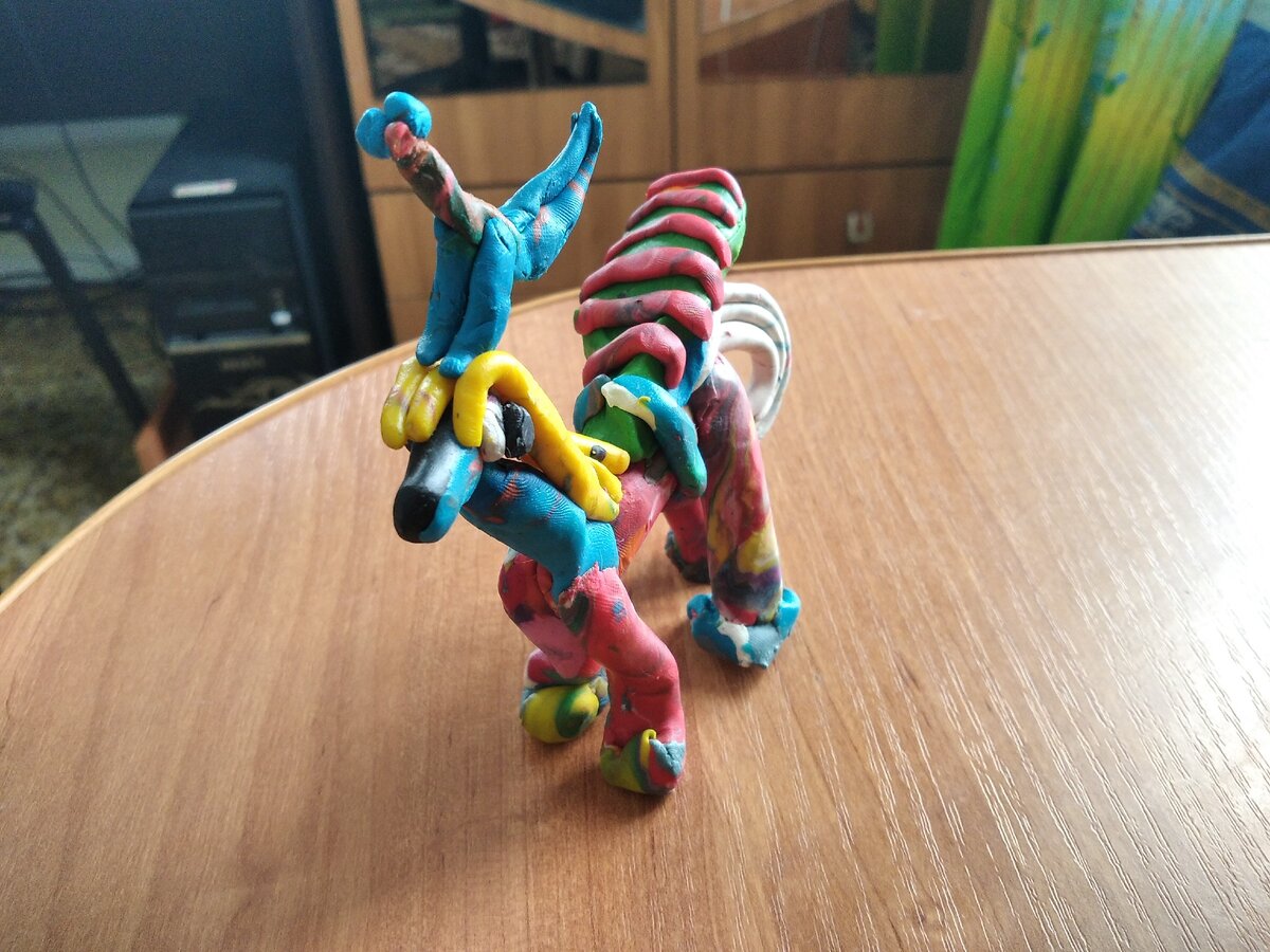 Цирковая лошадь с птичкой на голове.