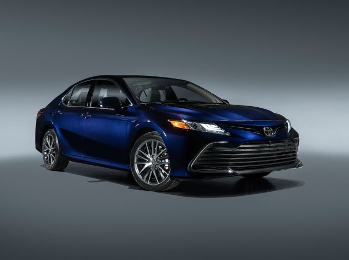 Фото Toyota CamryXLE (North America) 2021 - вид спереди