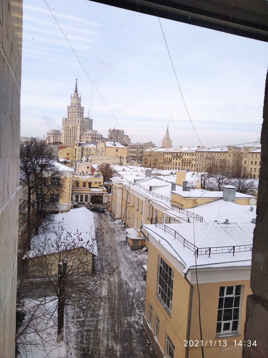 Вот такой красивый вид на Москву открывается из окна поликлиники.