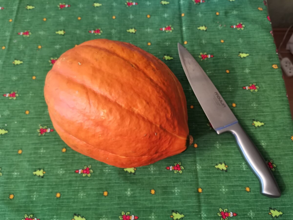 Берем тыкву, очищаем от кожуры, режем на достаточно крупные кусочки.