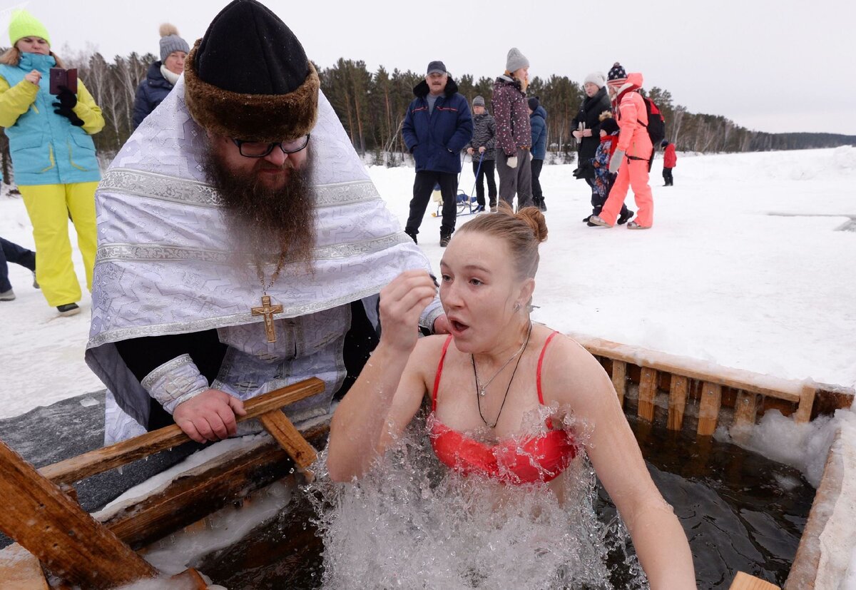 Прорубь на реке