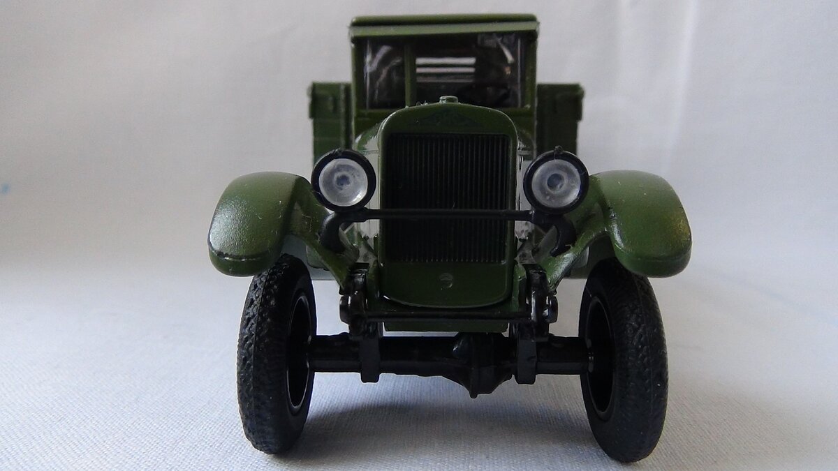 ЗИС-36 вид спереди.Хорошо виден картер на переднем мосту.Коллекция владельцев канала.