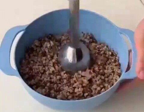 Отварную гречку измельчить