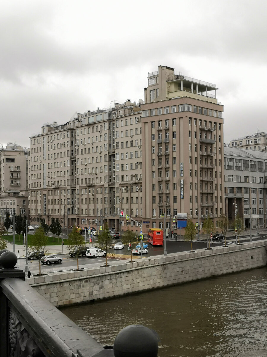 Дом по проекту должен был быть розовым. В итоге он серый.