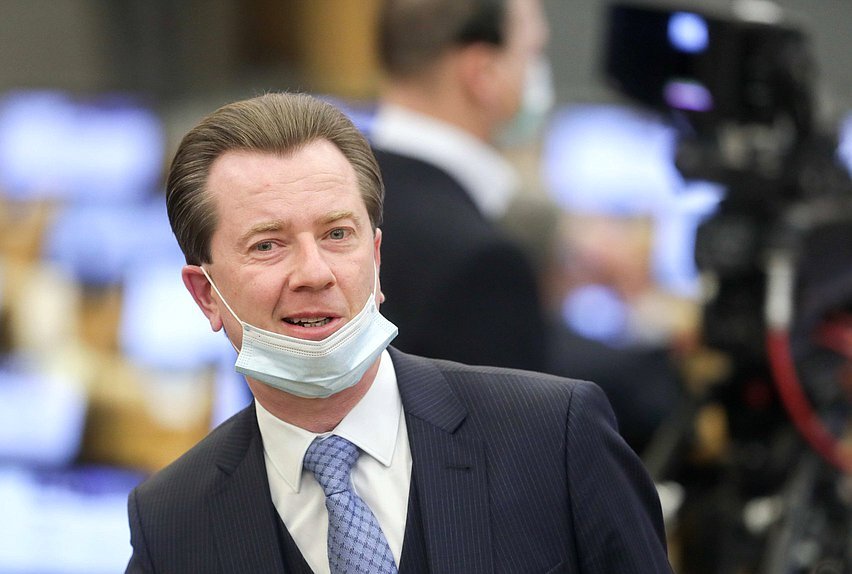 Председатель Комитета по экологии и охране окружающей среды Владимир Бурматов во время речи Володина. Не знаю, в какой момент фотограф взял этот план, но он очень подходит к теме