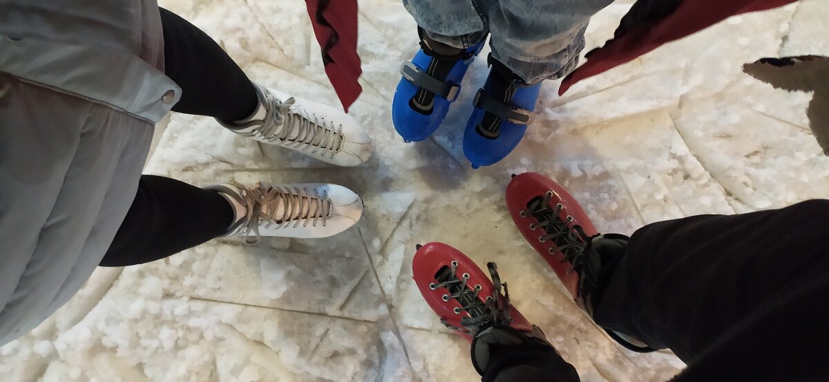 Выясняла помогает ли йога на катке. Каток серебряный лёд