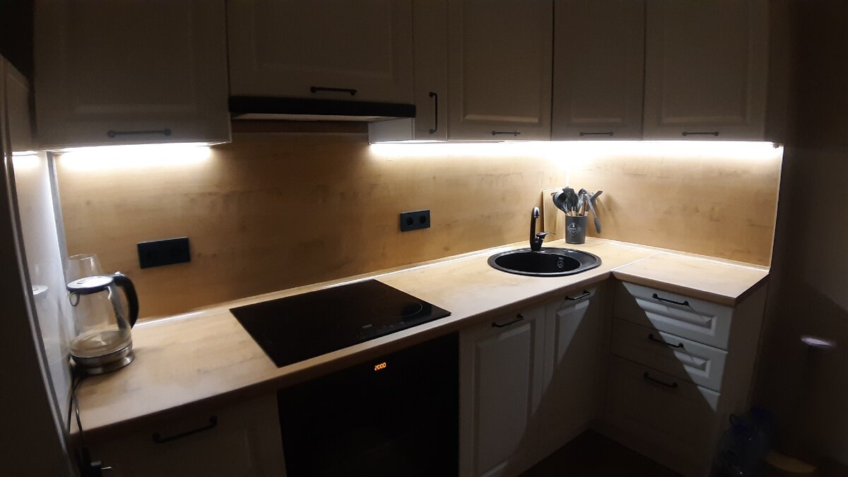 У вытяжки есть своя подсветка