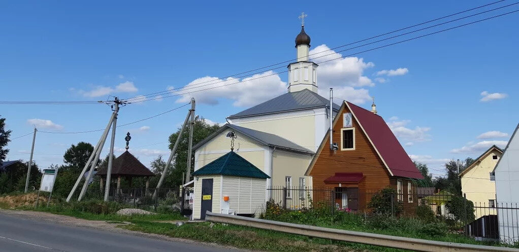 Храм Архангела Михаила в деревне Хлевино Чеховского района Московской области. Фото из открытых источников Яндекса.