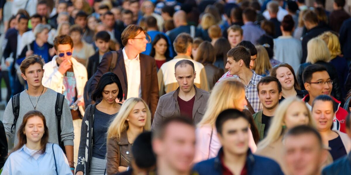 грустный мужчина. гражданские взгляды. экономический человек. имидж чиновника. отношения в семье.