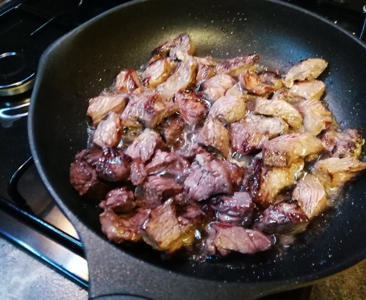 В сковороду налить растительное масло, прогреть и выложить нарезанное мясо.Мясо обжарить со всех сторон. Жарим на среднем огне, постоянно перемешивая. 