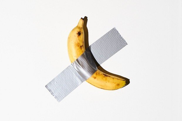 На международной выставке современного искусства Art Basel, которая проходила в Майами, одной из самых обсуждаемых инсталляций стала работа итальянского художника Маурицио Каттелана. Он скотчем приклеил к стене банан и назвал эту работу «Комедиант».