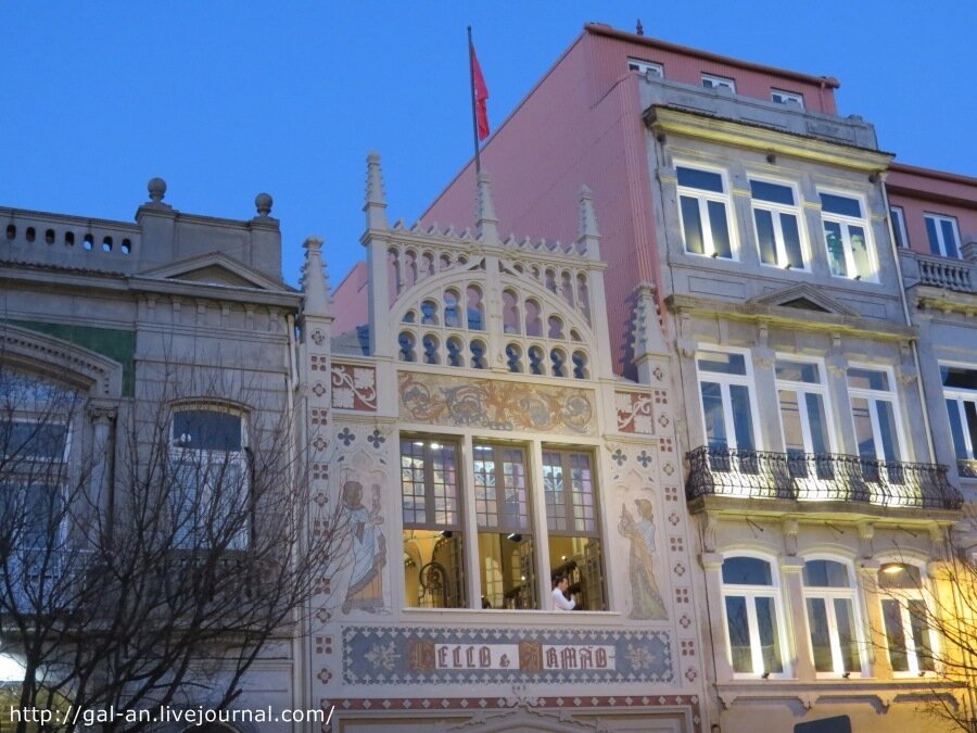 Вид на второй этаж магазина Livraria Lello. Фото автора, листайте галерею