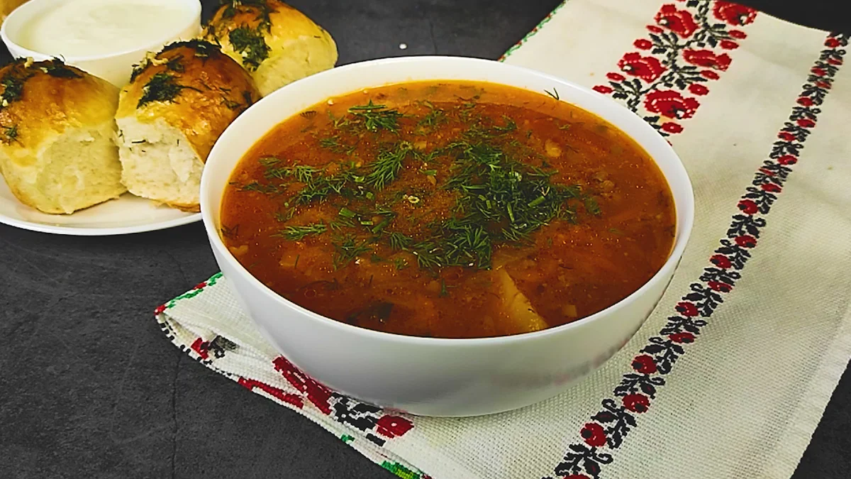 Настоящий деревенский борщ, наваристый, сытный и очень вкусный. Для тех, кто пропустил, я внизу прикреплю коротенькое видео с пошаговым приготовлением. Буду рада, если вы тоже поделитесь своими любимыми рецептами борща  в комментариях❤️‍