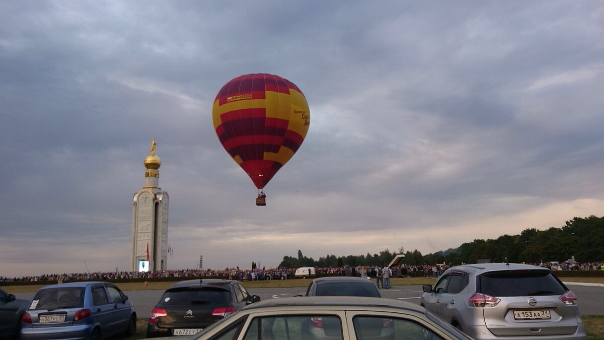 Часовня на Прохоровском поле и на ее фоне взлетает последний Воздушный шар