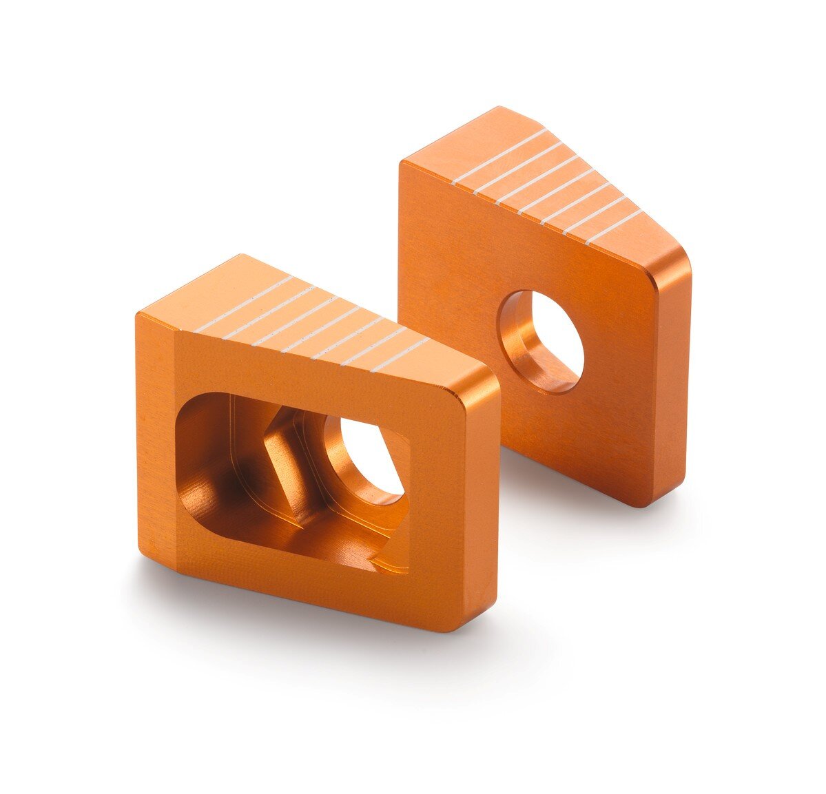 Чтобы удобнее было натягивать цепь мотоцикла, используют специальные проставки