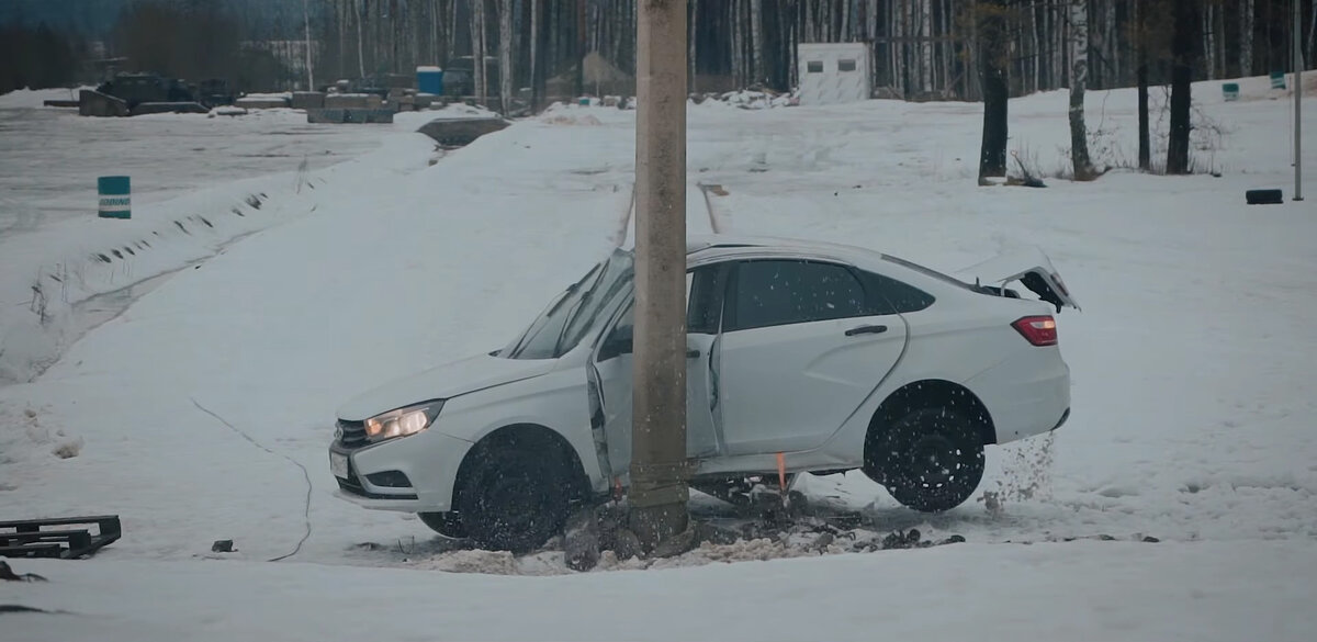 Lada Vesta против столба